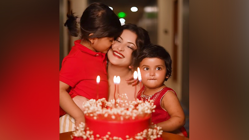 দুই সন্তানকে নিয়ে জন্মদিনের আনন্দে পরীমণি