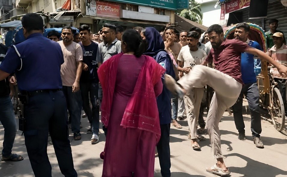 পুলিশের সামনেই নারীকে লাথি,  সারাদেশে তুলপার