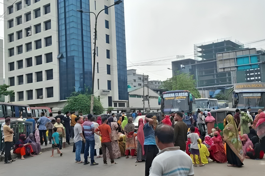 বেতন দাবিতে তেজগাঁও লিংক রোডে পোশাক কর্মীদের অবরোধ