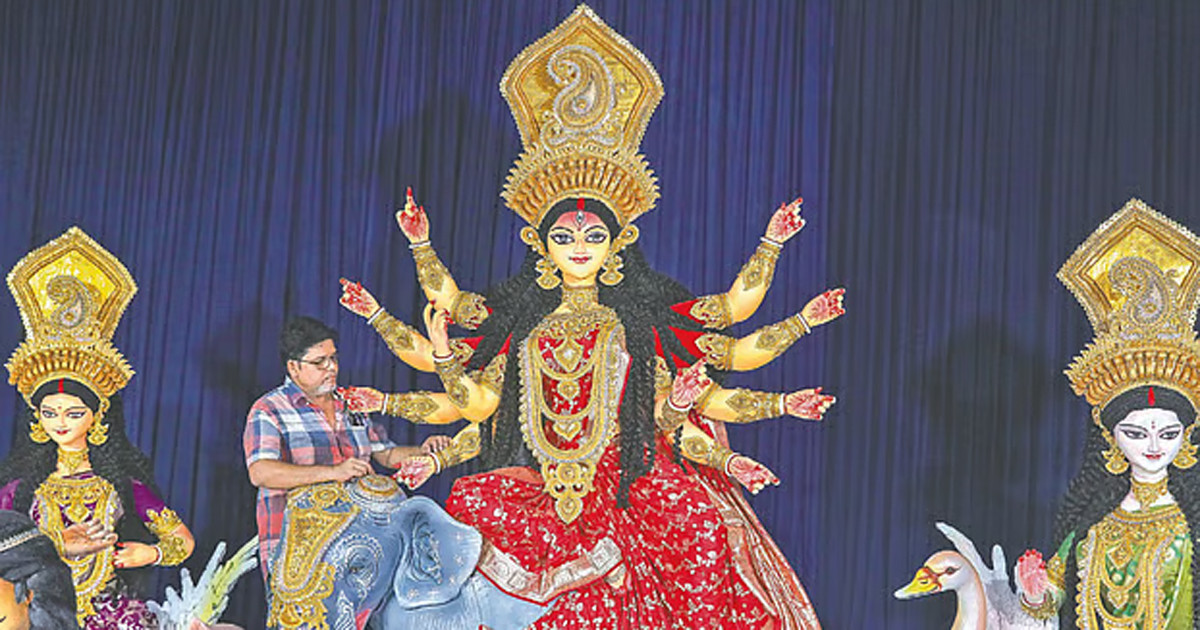 আজ ৬ষ্ঠী পূজার মধ্য দিয়ে শুরু হচ্ছে দূর্গা পূজা