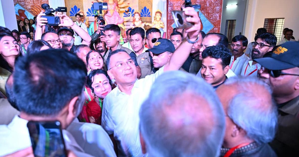 রংপুরের দুর্গাপূজামণ্ডপে ভক্তদের সাথে সেলফি তুললেন প্রধানমন্ত্রী