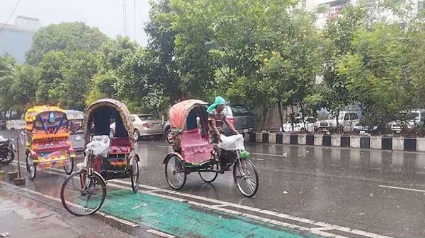 দীর্ঘ অপেক্ষার পর রাজধানীতে দেখা মিলল আরামদায়ক বৃষ্টির।