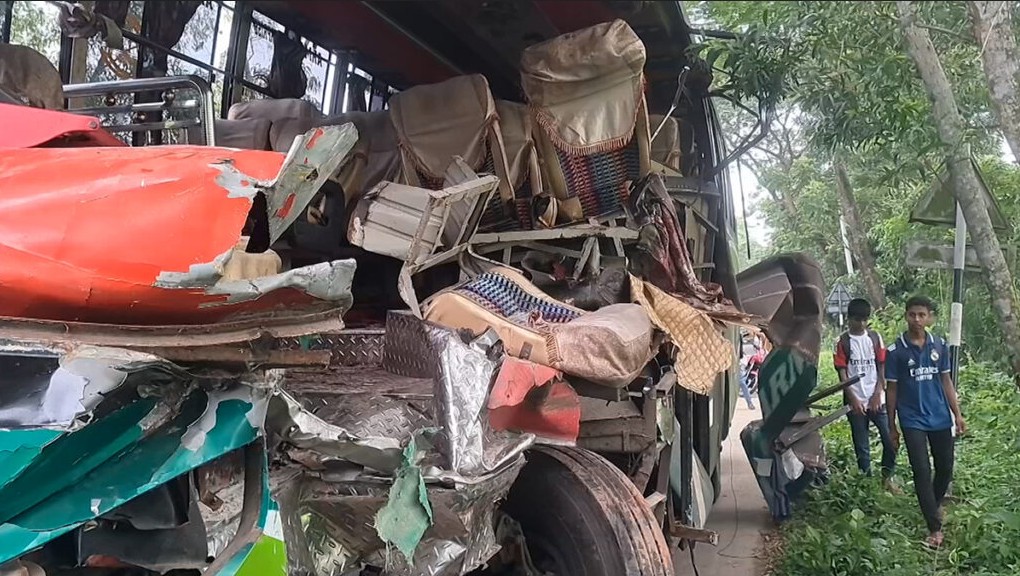 গোপালগঞ্জে পাঁচটি যানবাহনের সংঘর্ষে পুলিশের এক সদস্যসহ ২ জন নিহত হয়েছেন।