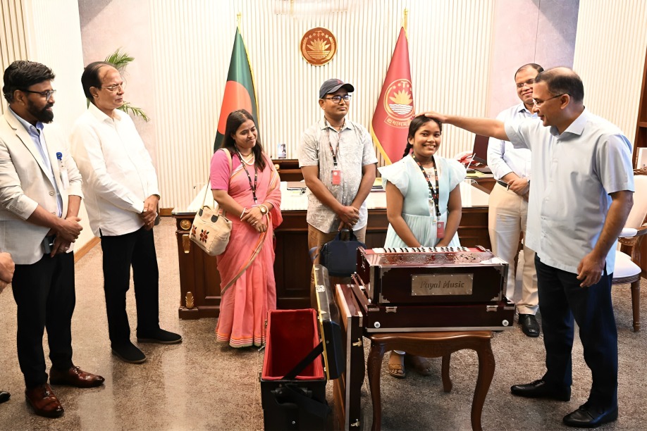 প্রধানমন্ত্রীর সঙ্গে সাক্ষাতে পূরণ হলো অনুশ্রীর স্বপ্ন, উপহার পেল হারমোনিয়াম
