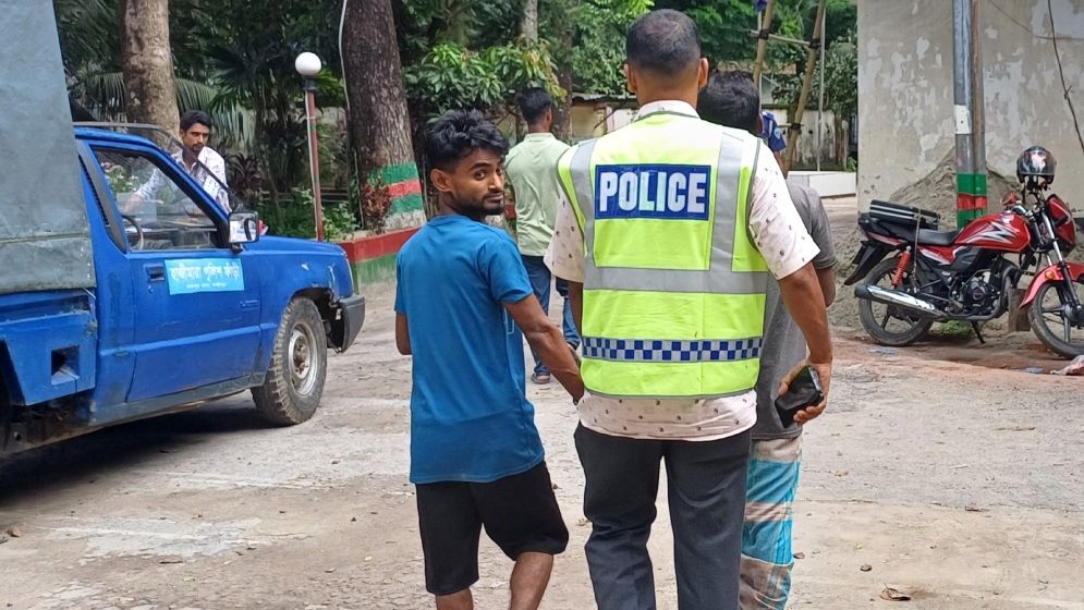 রায়পুরে তিন যুবক ও দুই নারীকে কারাগারে পাঠানো হয়েছে।