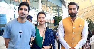 গরুর মাংস খাওয়াকে কেন্দ্র করে আবারো রণবীরের বিরুদ্ধে কটাক্ষ উঠেছে।