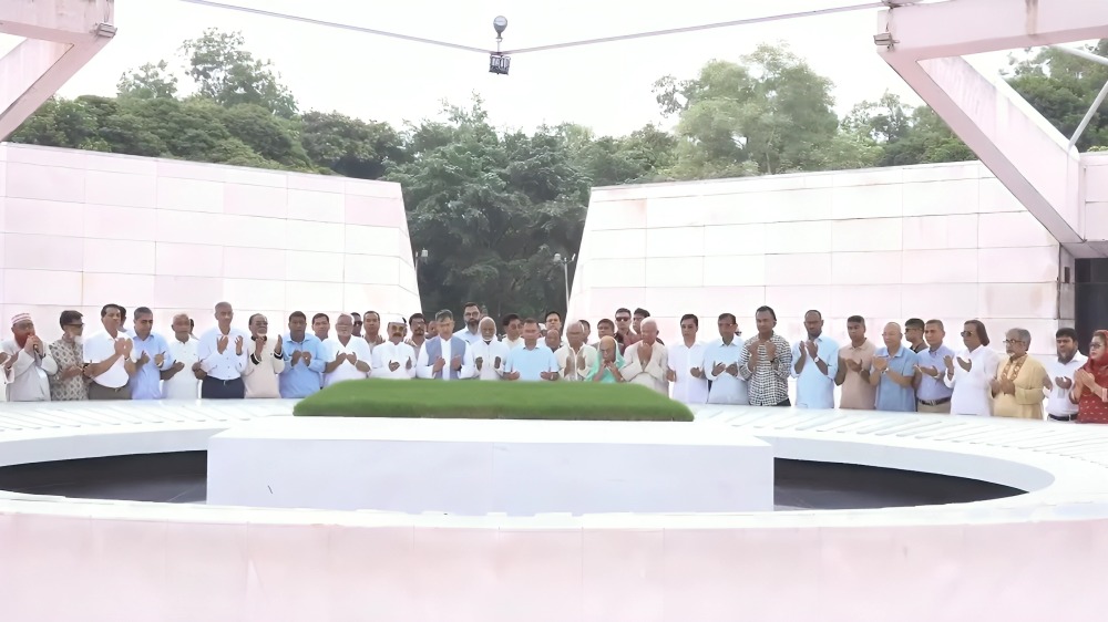 বিএনপির ৪৮তম প্রতিষ্ঠাবার্ষিকী: জিয়া ও খালেদা জিয়ার সমাধিতে তারেক রহমানের শ্রদ্ধা
