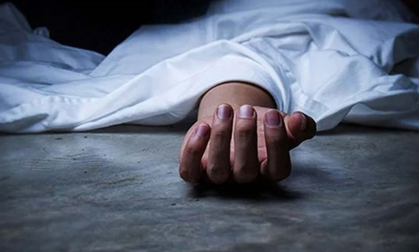 বিছানায় পাওয়া গেল মা, মেয়ে ও ছেলের গলাকাটা মরদেহ।