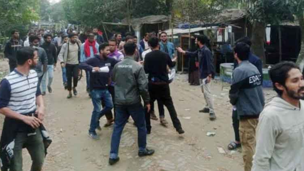 গোপালগঞ্জে নিষিদ্ধ ঘোষিত ছাত্রলীগের সদস্যরা পুলিশের ওপর হামলা চালিয়েছে।