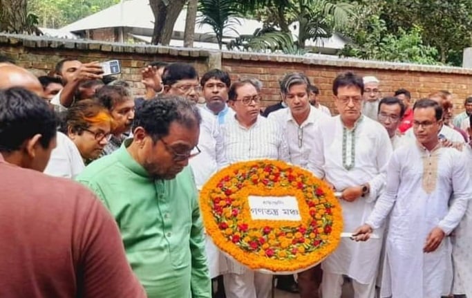 আবু সাঈদের কবরের প্রতি শ্রদ্ধা নিবেদন।