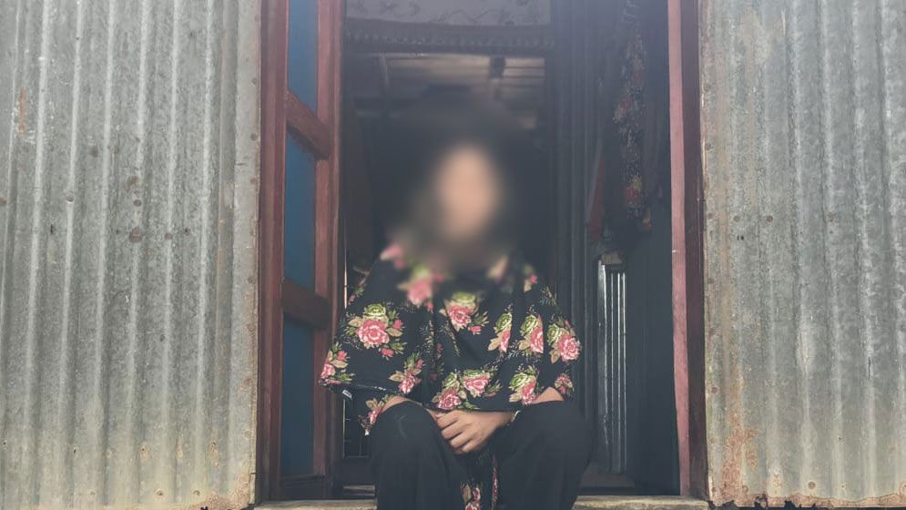 বিয়ের দাবিতে প্রেমিকের বাড়িতে অনশন করছেন এক বিধবা নারী।