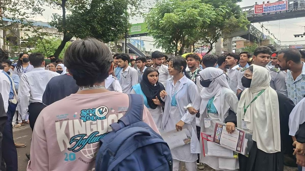 সায়েন্সল্যাব অবরোধ শেষে সচিবালয় অভিমুখে শিক্ষার্থীদের মিছিল