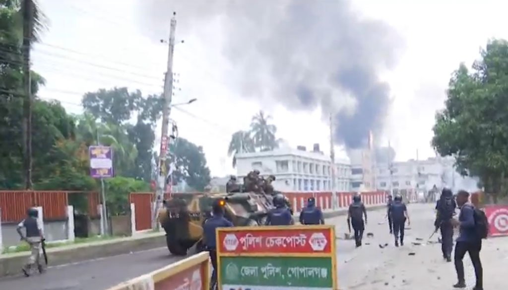 গোপালগঞ্জে নিহত তিনজনের মরদেহ কবর থেকে উত্তোলন করা হচ্ছে।