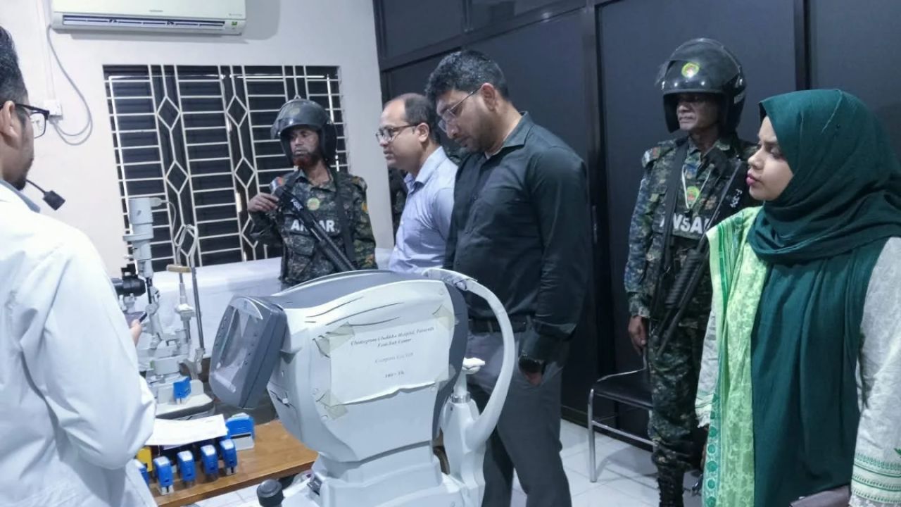 ফেনীতে লাইসেন্স না থাকায় ডায়াগনস্টিক সেন্টার সিলগালা, ভুয়া চিকিৎসকের খোঁজে অভিযান