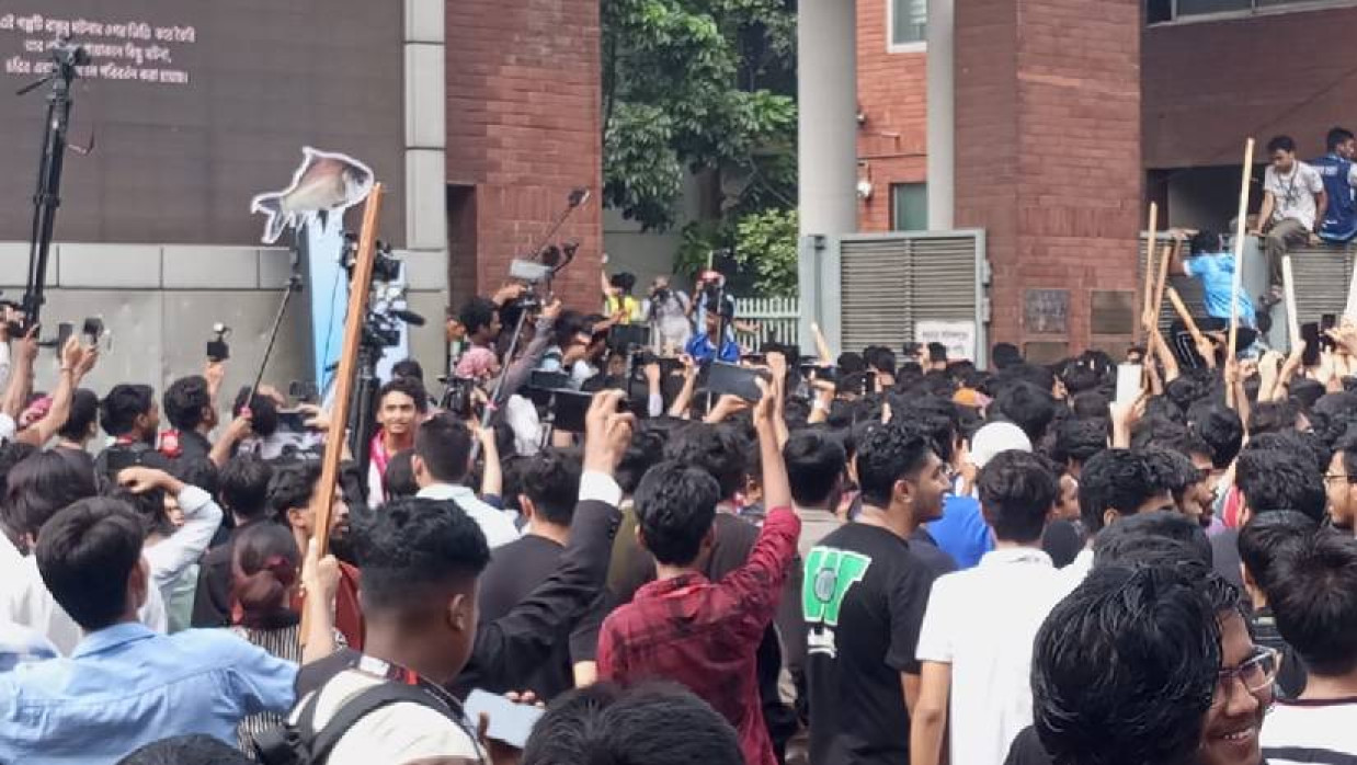 শিক্ষার্থীরা সচিবালয়ের ফটক ভেঙে ভেতরে প্রবেশ করেছেন।