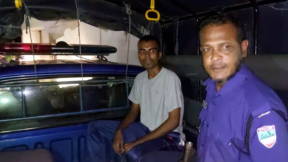মাগুরায় এক ব্যবসায়ীকে গলাকেটে হত্যা করা হয়েছে, আর ওই ঘটনায় রক্তমাখা ছুরি সহ এক যুবককে আটক করা হয়েছে।