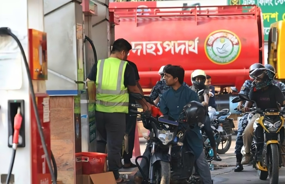 হঠাৎ উধাও তেলের দীর্ঘ লাইন! স্বস্তির পেছনে কোন অর্থনীতি?