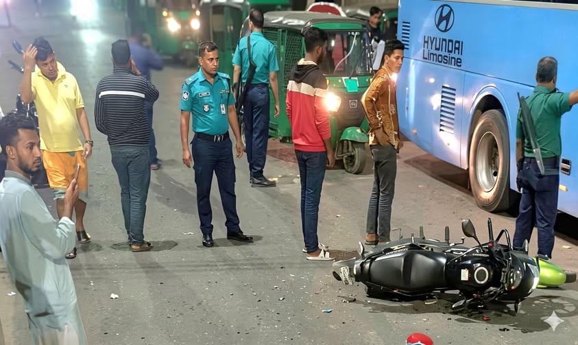 ডেমরায় উল্টো পথে ট্রাকের ধাক্কা, প্রাণ গেল মোটরসাইকেলচালকের