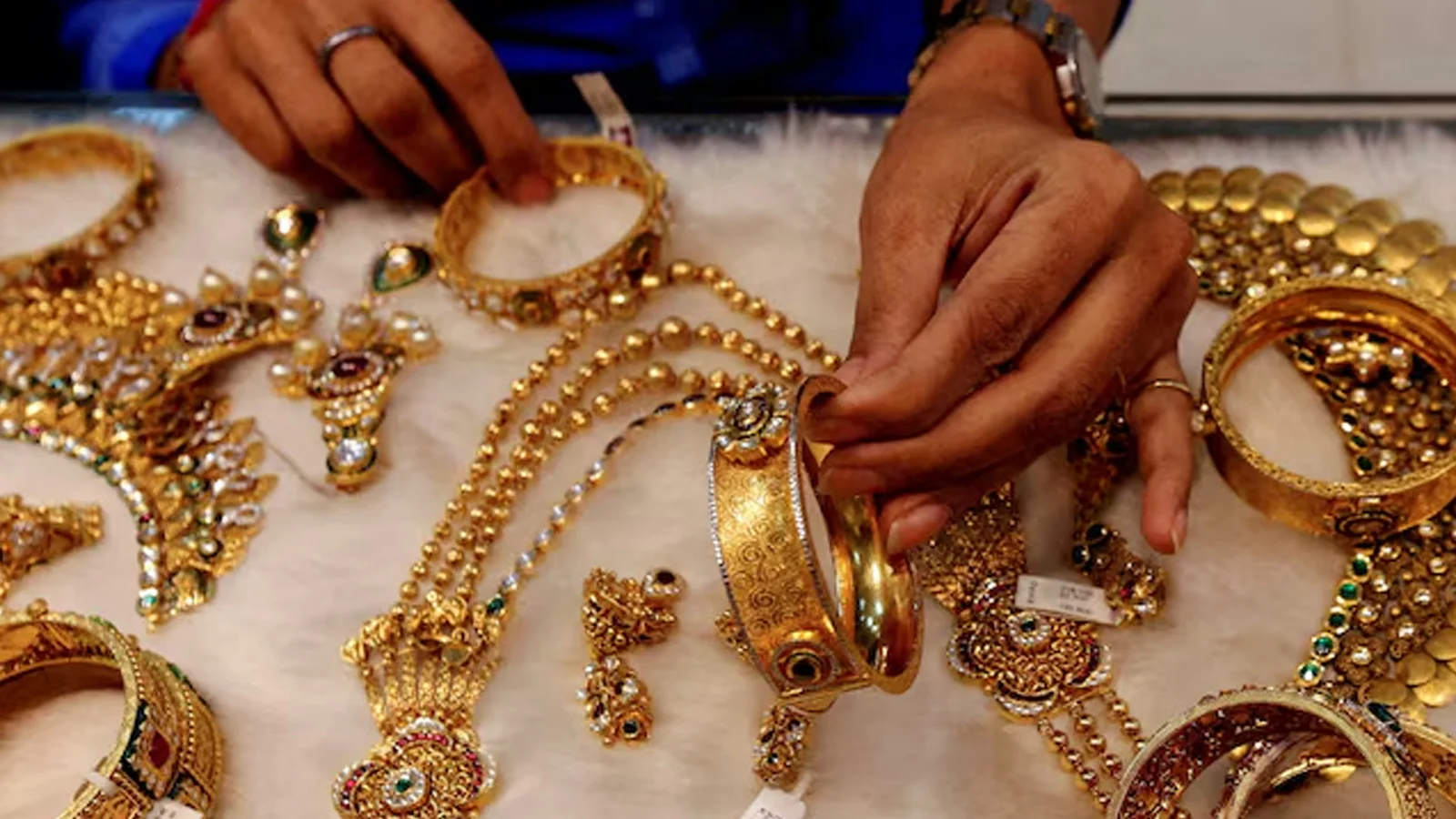 নিরাপদ আশ্রয়ের খোঁজে বিনিয়োগকারীরা সোনায় ঝুঁকছেন, যার ফলে সোনার দাম রেকর্ড উচ্চতায় পৌঁছেছে।