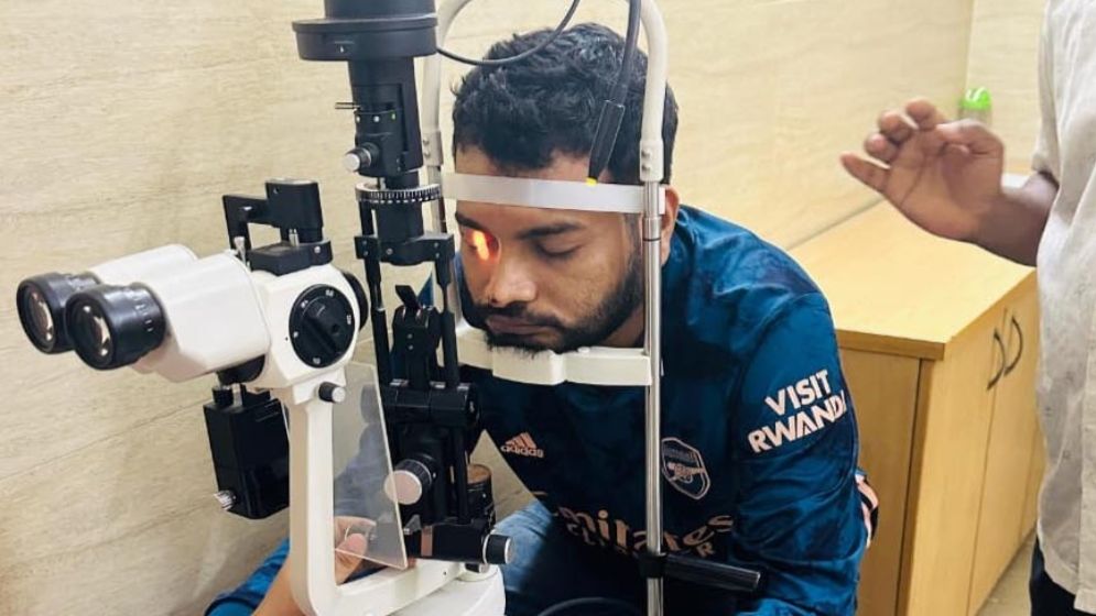 চোখে সমস্যা থাকা সত্ত্বেও অনার্সের ফাইনাল পরীক্ষা দিয়েছে জুলাই মাসে আহত হওয়া সৌরভ।