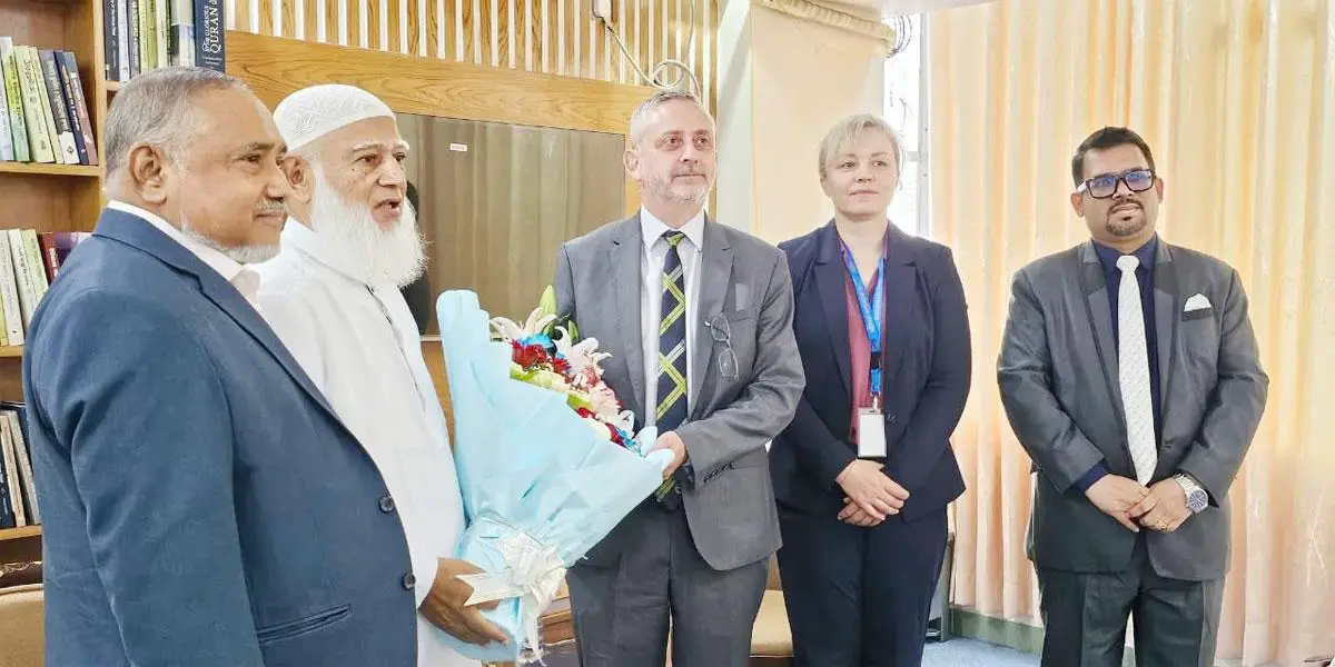 ইইউ রাষ্ট্রদূত জামায়াত আমিরের সঙ্গে রাজনৈতিক পরিস্থিতি ও নির্বাচনী বিষয় নিয়ে আলোচনা করেছেন।