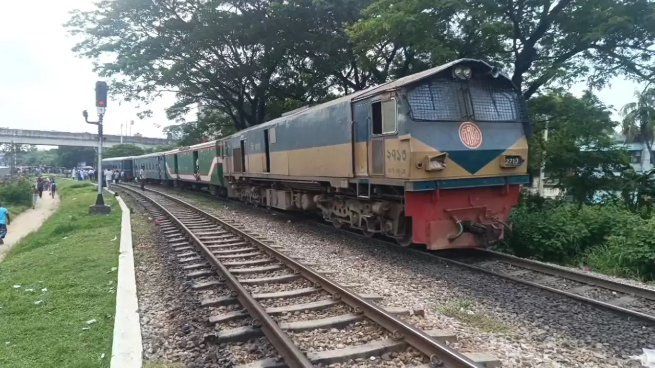 ব্রাহ্মণবাড়িয়ায় কর্ণফুলী ট্রেনের একটি বগি লাইনচ্যুত হয়েছে।