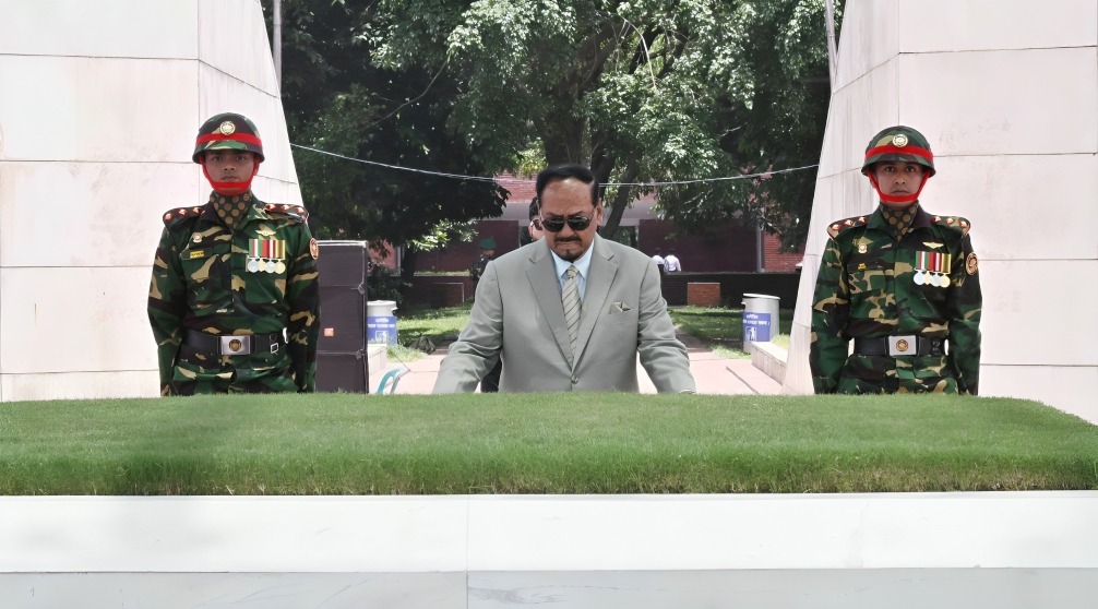 জাতীয় স্মৃতিসৌধে শ্রদ্ধা জানিয়ে দায়িত্ব শুরু করলেন ভারপ্রাপ্ত রাষ্ট্রপতি