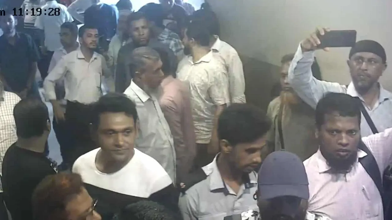 ফারইস্টের সদর দফতরে হামলা হয়, সেখানে ভাঙচুর এবং লুটপাটের ঘটনা ঘটেছে।