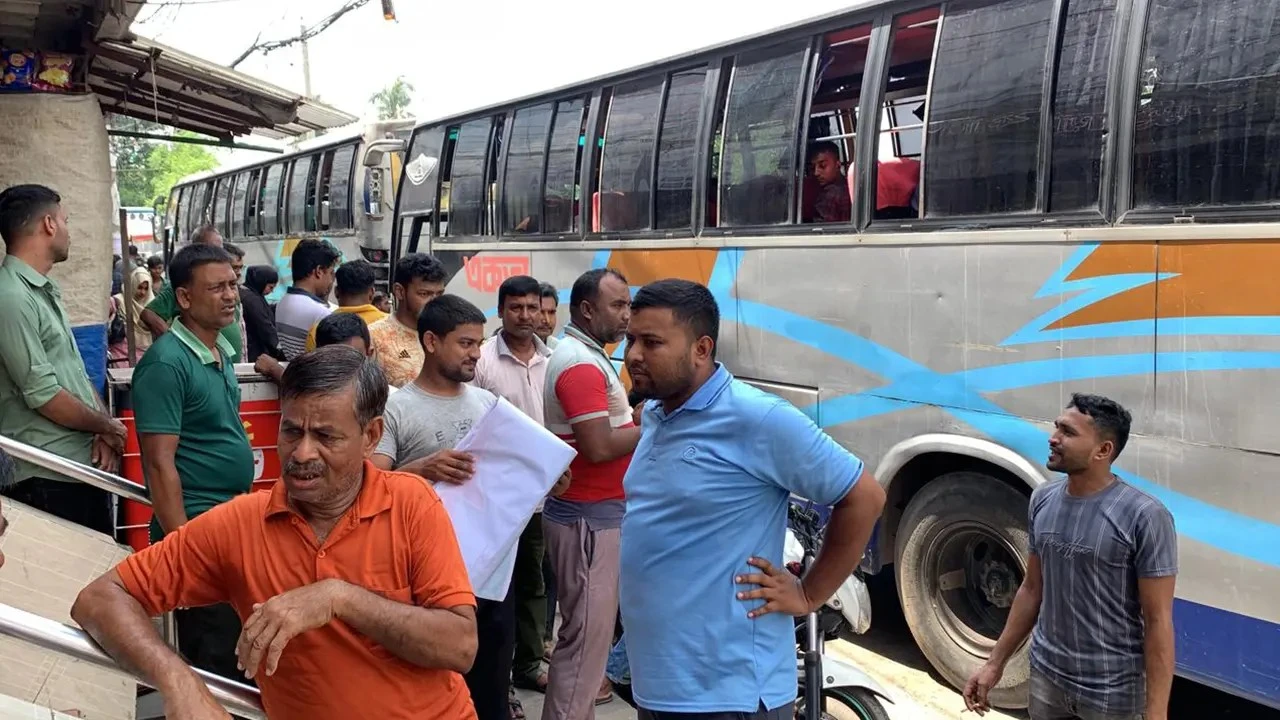 ৪১ ঘণ্টা পর রাজশাহী থেকে ঢাকার উদ্দেশ্যে বাস চলাচল শুরু করলো।