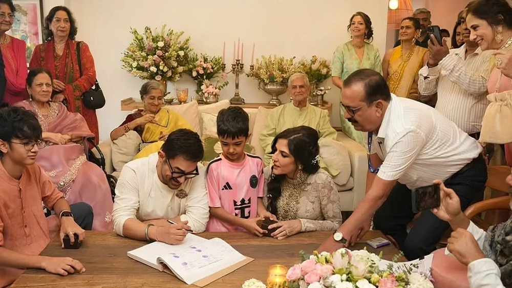 তিন সন্তানকে পাশে রেখেই গৌরী স্প্র্যাটকে বিয়ে করলেন আমির খান