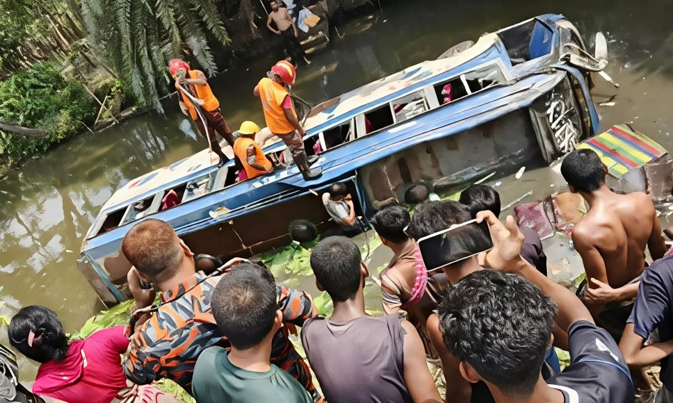 খুলনা ডুমুরিয়ায় নিয়ন্ত্রণ হারিয়ে পুকুরে বাস, নিহত ১