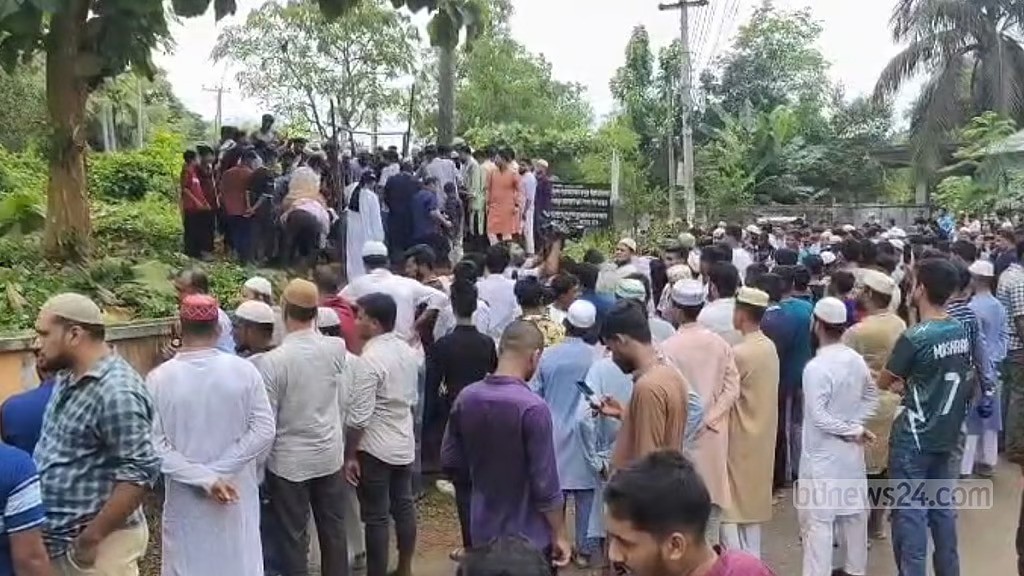 জন্মবাড়ির পাশেই কবর হল শিশু অপ্রতিমের