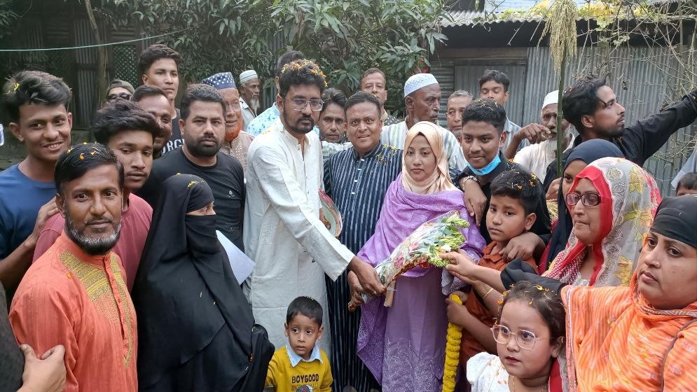 বিএনপির ভারপ্রাপ্ত চেয়ারম্যান তারেক রহমানের ৩১ দফার লিফলেট বিতরণে জনতার ঢল