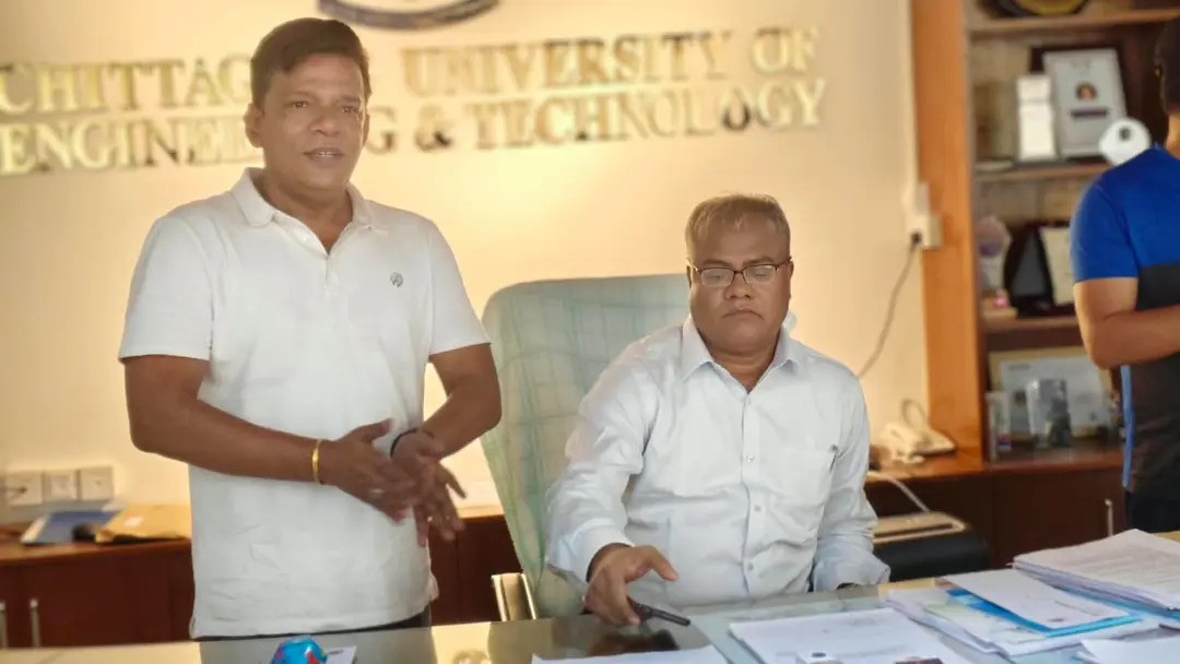 চুয়েটে আন্দোলনের ২১ দিন পর তালা ভেঙে প্রশাসনিক ভবনে নতুন উপাচার্য