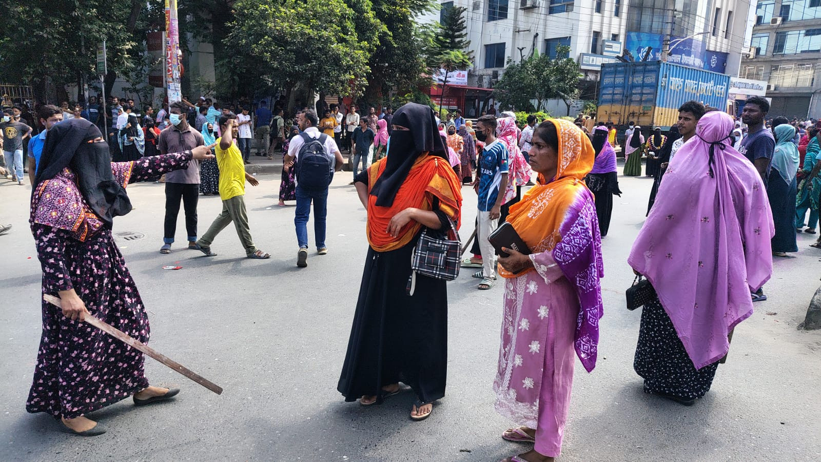 বেতন বৃদ্ধির দাবিতে দ্বিতীয় দিনেও উত্তাল উত্তরা