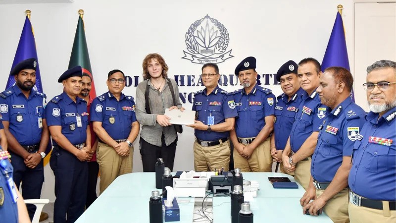 নাটোরে হারানো জার্মান পর্যটকের ম্যাকবুক উদ্ধার