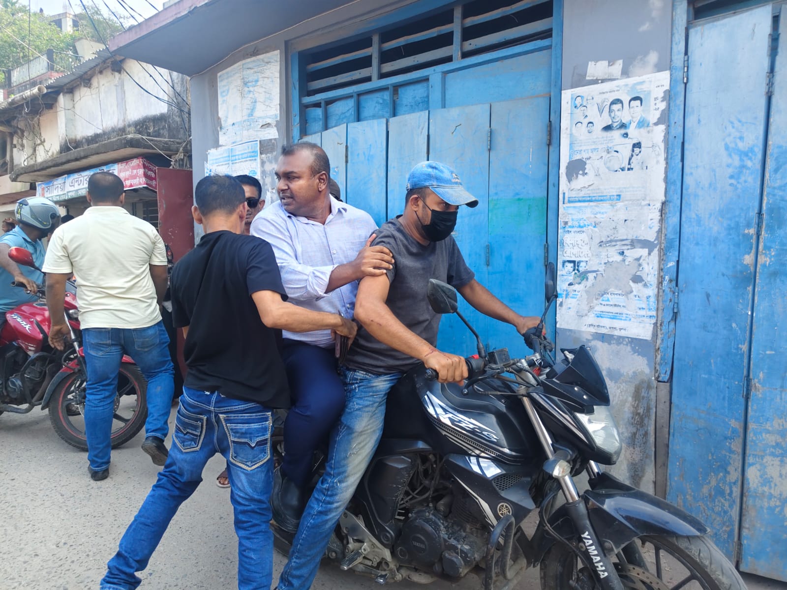 খুলনায় সাব-রেজিস্ট্রারকে তুলে নেওয়ার অভিযোগ,