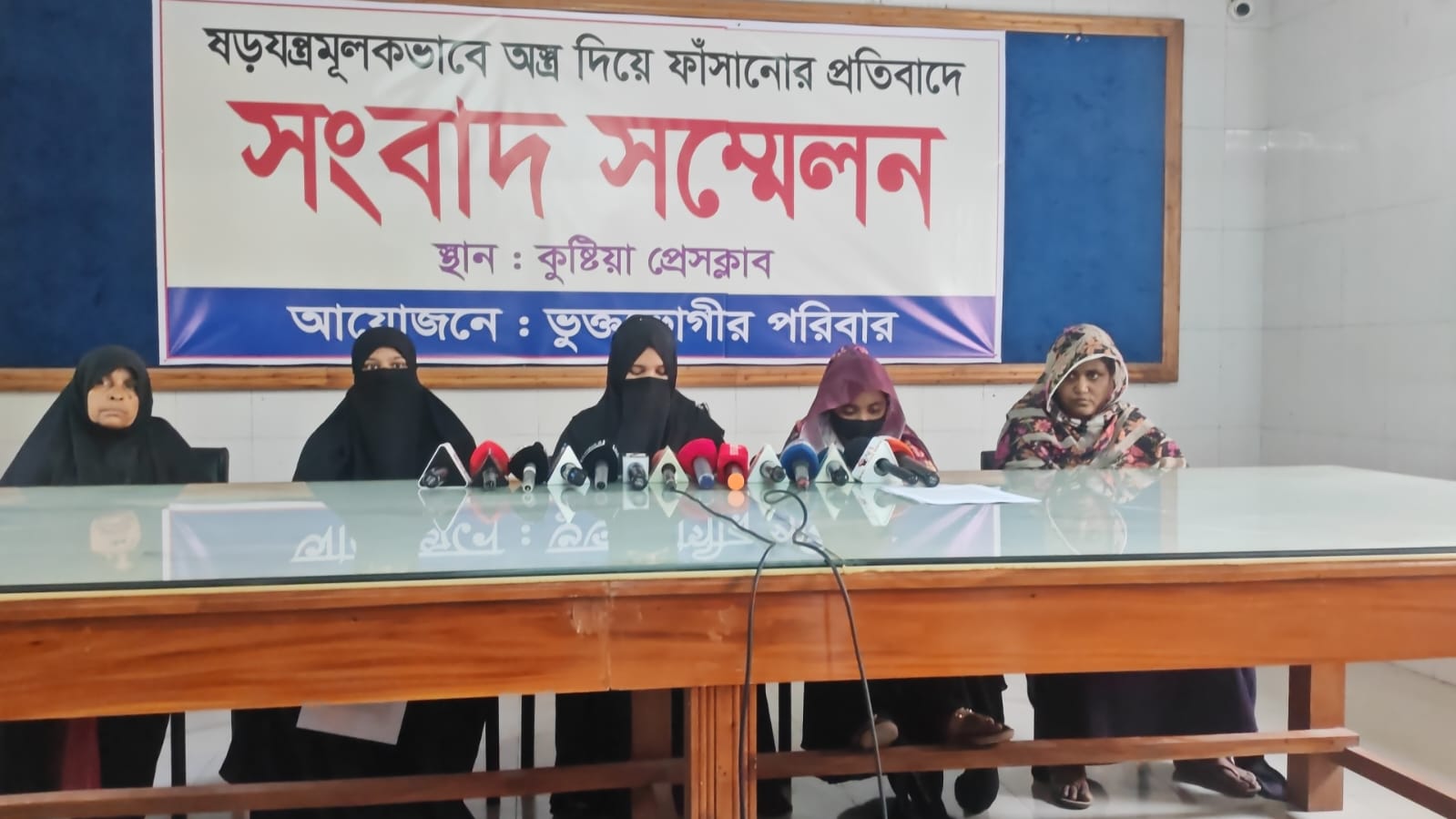 কুষ্টিয়ায় ডিবির বিরুদ্ধে দুই যুবককে অস্ত্র দিয়ে ফাঁসানোর অভিযোগ