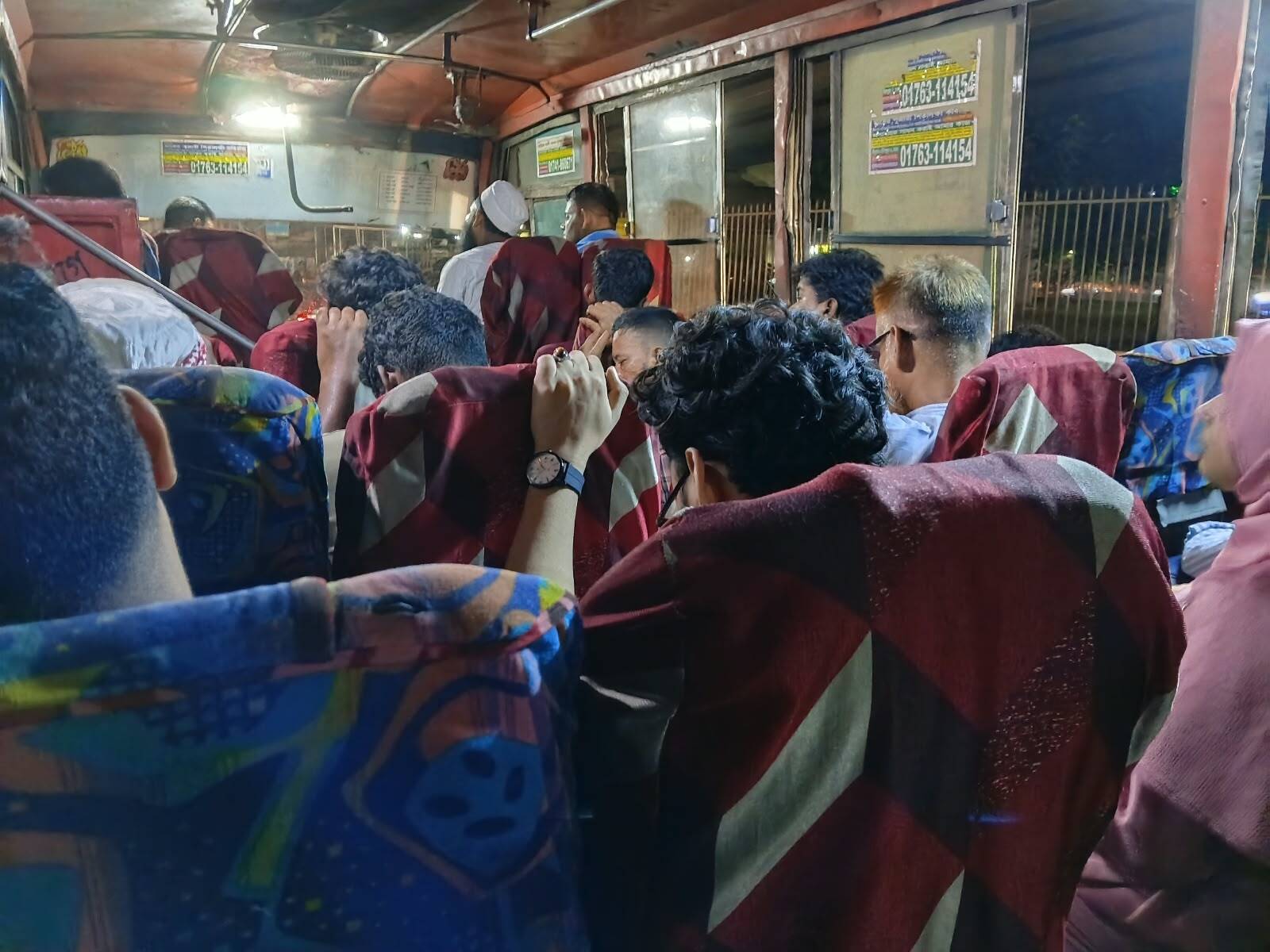 ঢাকায় লোকাল বাস: যাত্রা নাকি প্রতিদিনের দুঃসহ পরীক্ষা?