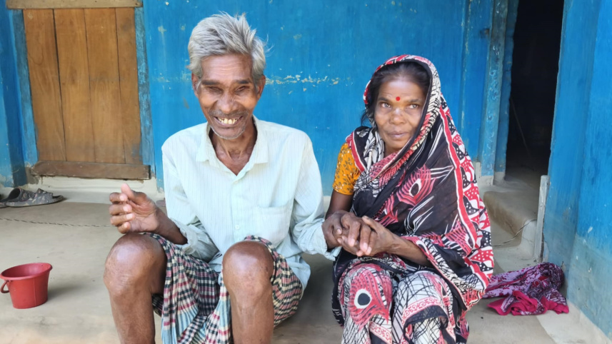 ২৫ বছর ধরে অন্ধ স্বামীর চোখ হয়ে রয়েছেন বাসমতি রবিদাস