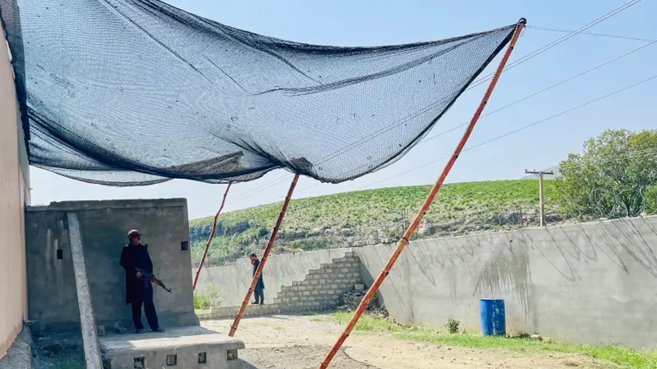 ড্রোন ঠেকাতে পাকিস্তানের পুলিশ ফাঁড়িতে মাছ ধরার জাল