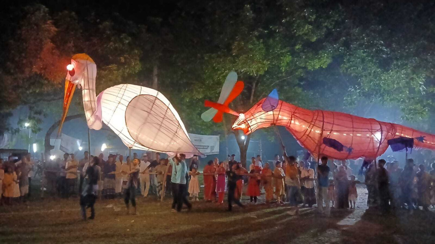 দুর্গাপূজার শোভাযাত্রায় বন্যপ্রাণীর বিশাল পুতুল, পরিবেশ রক্ষার বার্তা