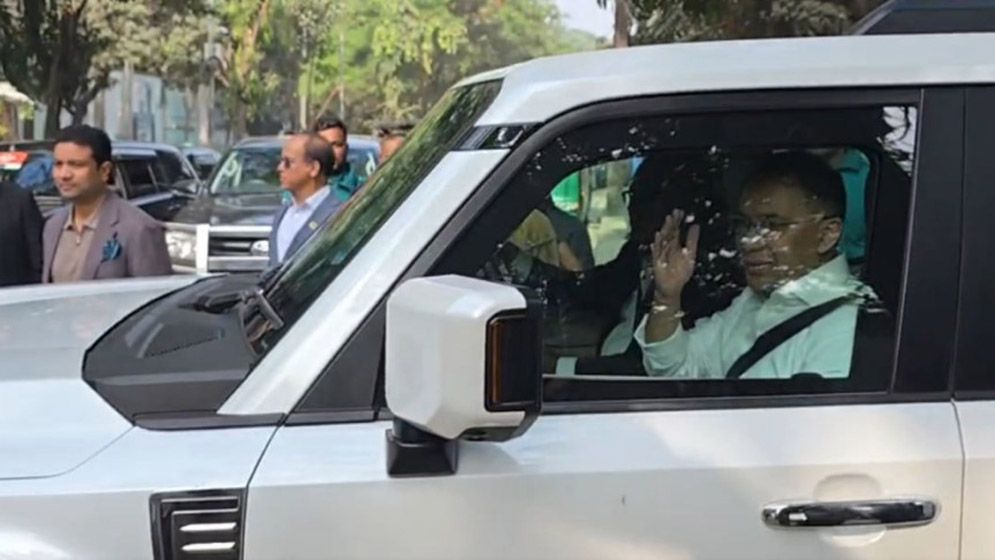 পূর্বঘোষিত কর্মসূচিতে ঢাকা বিশ্ববিদ্যালয়ের পথে তারেক রহমান