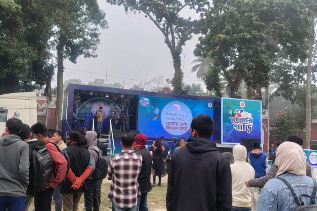 ভোটের গাড়ি পৌঁছাল ময়মনসিংহে, শুরু গণসচেতনতামূলক কার্যক্রম