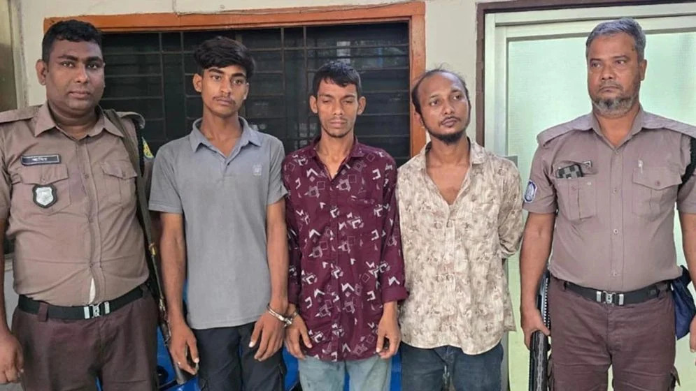 জমি বিক্রির ৫ লাখ টাকা নিয়ে বাসে উঠেন ইসমাইল