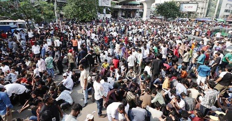 শাহবাগ মোড় অবরোধ করে ছাত্রদলের বিক্ষোভ