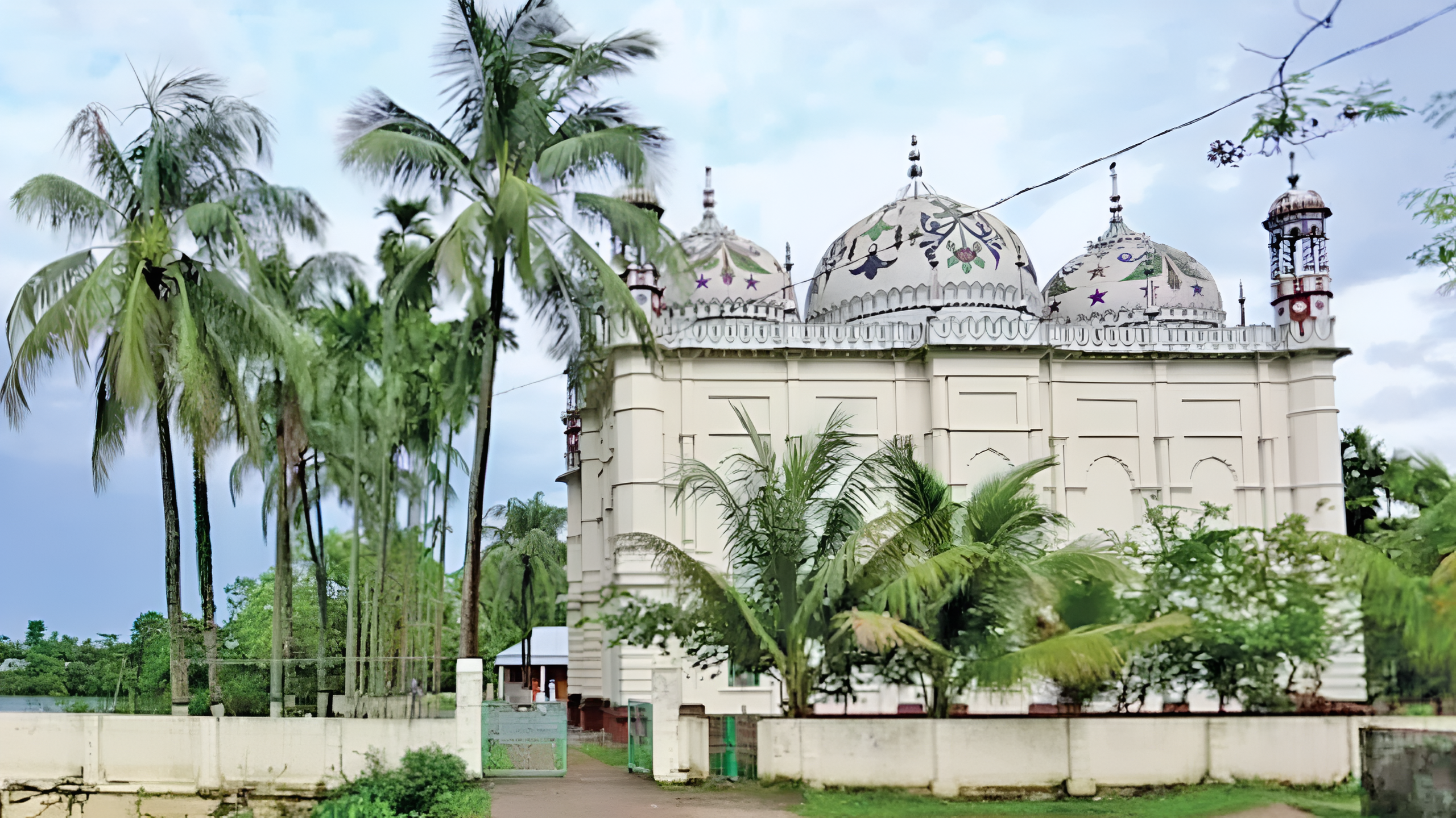 রড ছাড়াই শতাব্দী ধরে দাঁড়িয়ে পাগলা বড় জামে মসজিদ