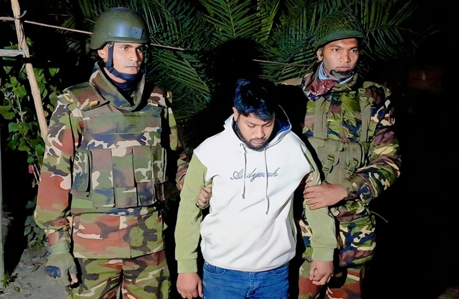বগুড়ায় গভীর রাতে সেনাবাহিনীর অভিযান, বিদেশি পিস্তলসহ স্বামী-স্ত্রী আটক