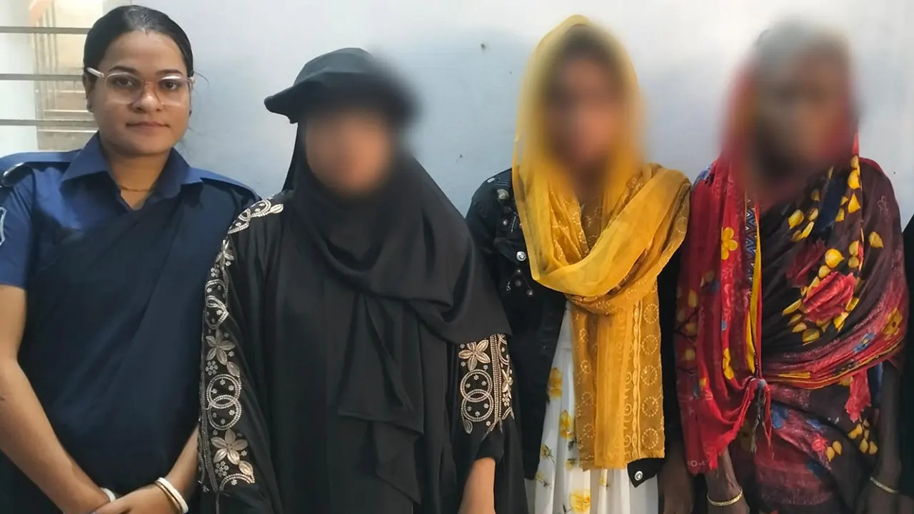 গাজীপুর জেলার শ্রীপুর উপজেলা স্বাস্থ্য কমপ্লেক্সের স্বাস্থ্য ও পরিবার পরিকল্পনা কর্মকর্তাকে  ‘হানি ট্র্যাপে’ ফেলে আপত্তিকর ভিডিও, নারীসহ গ্রেপ্তার ৪