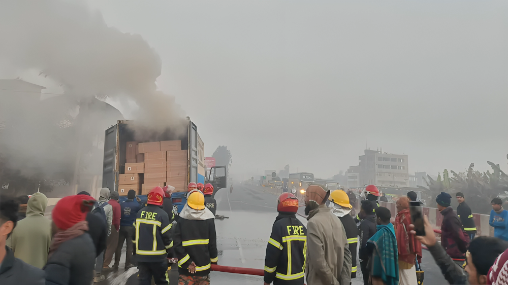 মিরসরাইয়ে চলন্ত কাভার্ডভ্যানে অগ্নিকাণ্ড